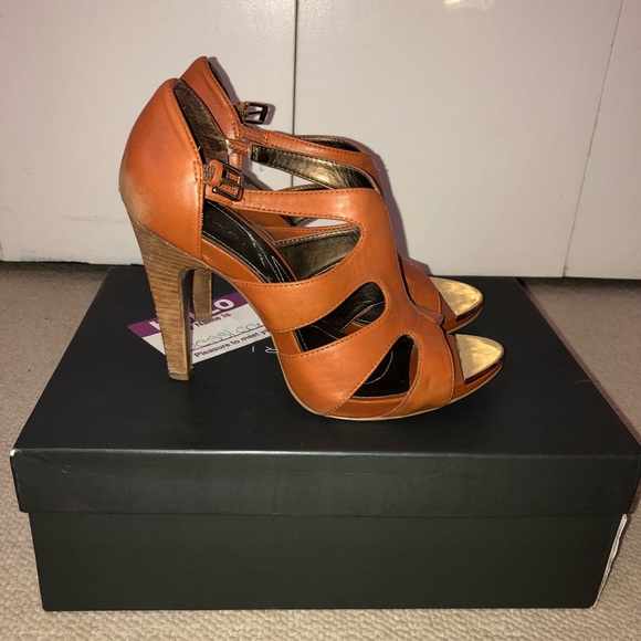 Tahari heeled sandal - Picture 3 of 3